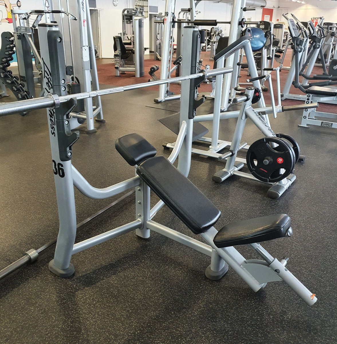 Life Fitness Schrägdrückerbank, Olympic Incline Bench SOIB, Signature Serie, Rahmenfarbe Silber, Polsterfarbe Schwarz, gebrauchter - überholter Zustand