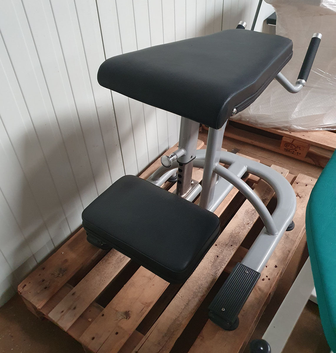 Dank Sport Gluteus radial Trainer / Pomaschine, Rahmenfarbe Silber, Polsterfarbe Schwarz, gebraucht - überholter Zzustand