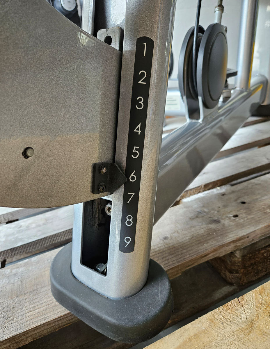 Life Fitness Latzug, Pulldown, 145kg Gewichtsblock, Signature Series, Rahmenfarbe Silber, Polsterfarbe Rot, gebraucht - überholter Zustand