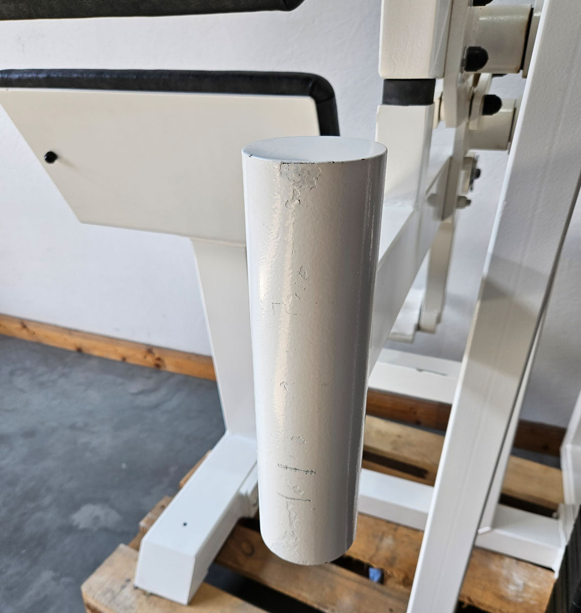 Gym80 Bauchmaschine, Klappmesser, Abdominal Crunch, Oldschool Bodybuilding Kraftgerät - Edition oder Classic Line, Rahmenfarbe Weiß, gebraucht mit Gebrauchsspuren