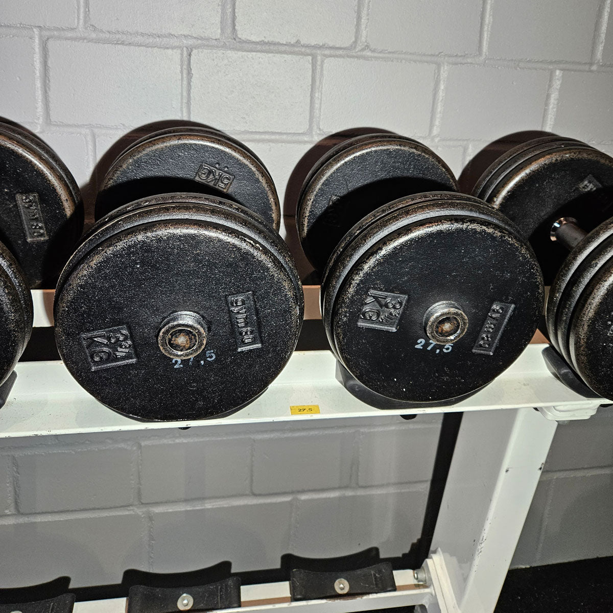 Gym80 Kurzhantelsatz aus Guss von 2,5 bis 40kg in 2,5kg Stufen ( 16 Paare ) Oldschool, Gym80 Kurzhantelablage gegen Aufpreis verfügbar, gebraucht - mit Gebrauchsspuren