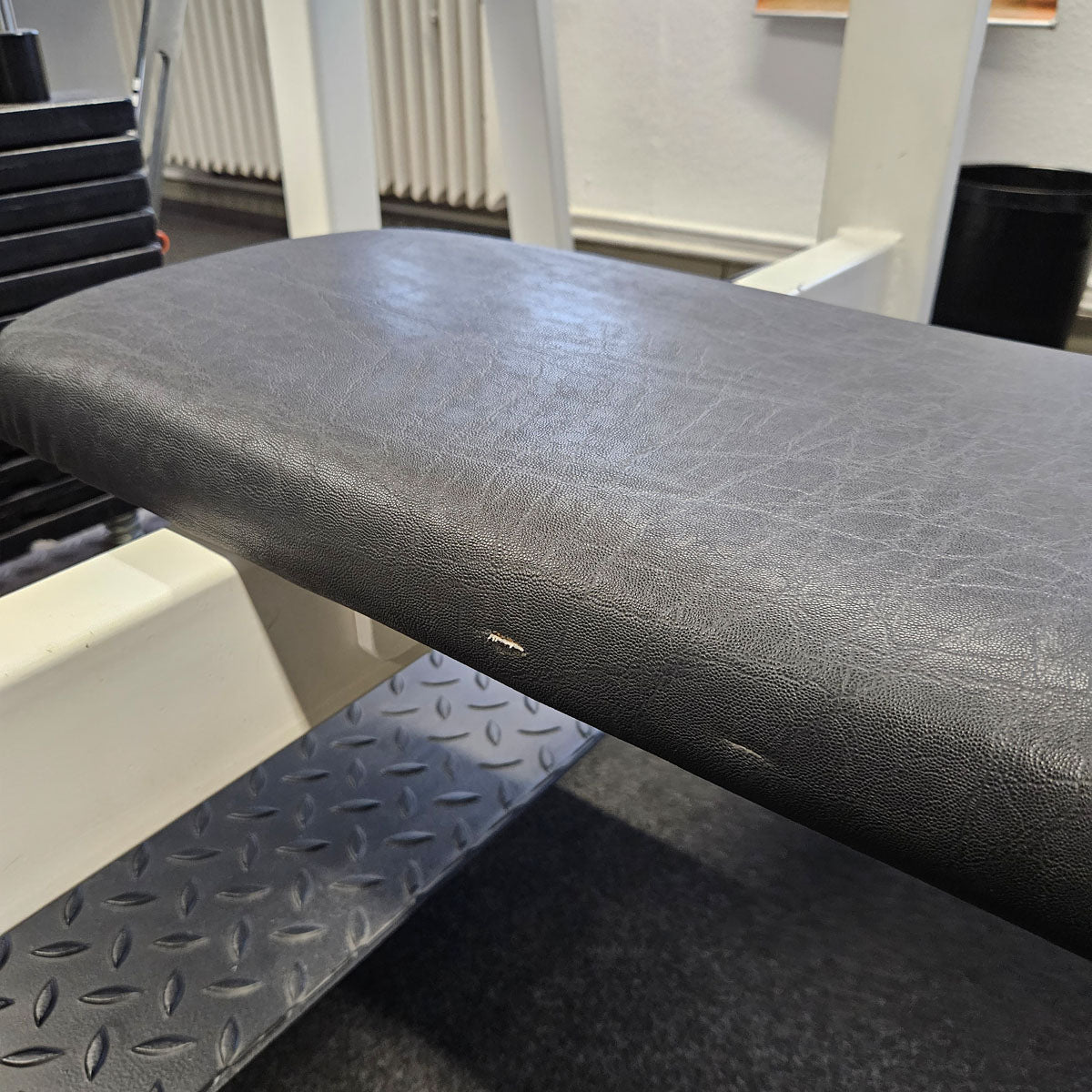 Flachdrückerbank mit Ablagen für Bankdrücken, Benchpress, Oldschool Bodybuilding, Rahmenfarbe Weiß, gebraucht mit Gebrauchsspuren