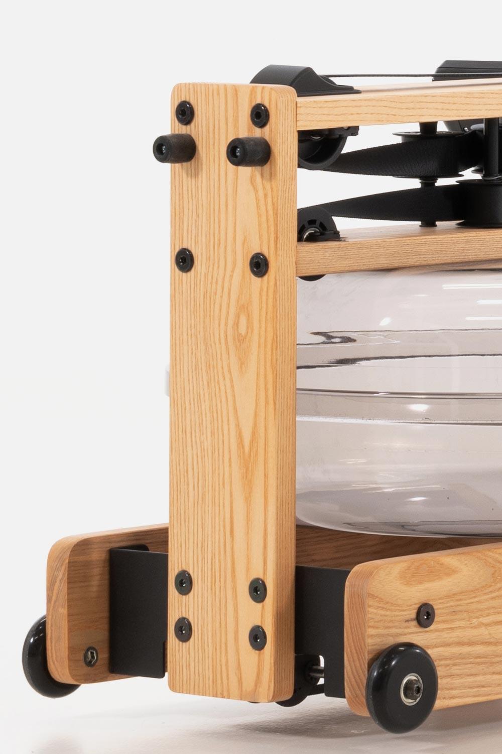 Holzrahmen eines Rudergeräts mit Wassertank und Rollen.
