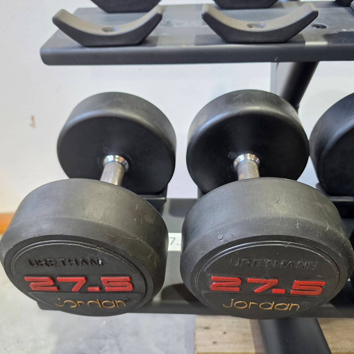 Jordan Kurzhantelsatz aus Urethane 2,5 bis 40kg in 2,5kg Stufen ( 16 Paare ) Material ähnlich Gummi bzw PU Polyurethane, INKLUSIVE Precor Kurzhantelablage, gebraucht - mit Gebrauchsspuren
