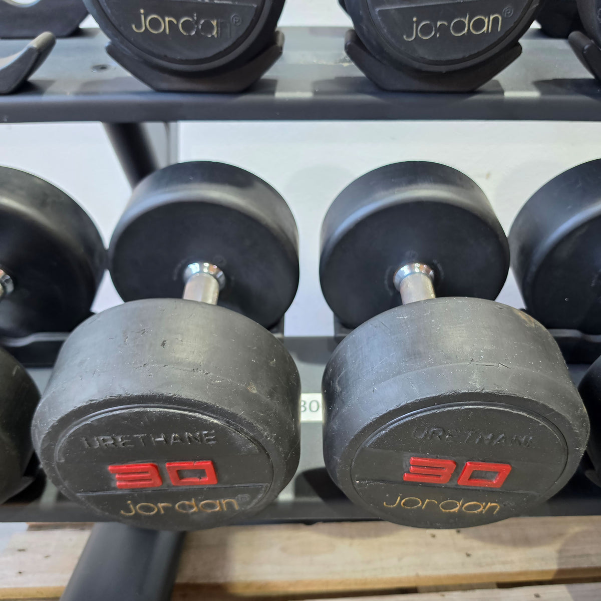 Jordan Kurzhantelsatz aus Urethane 2,5 bis 40kg in 2,5kg Stufen ( 16 Paare ) Material ähnlich Gummi bzw PU Polyurethane, INKLUSIVE Precor Kurzhantelablage, gebraucht - mit Gebrauchsspuren
