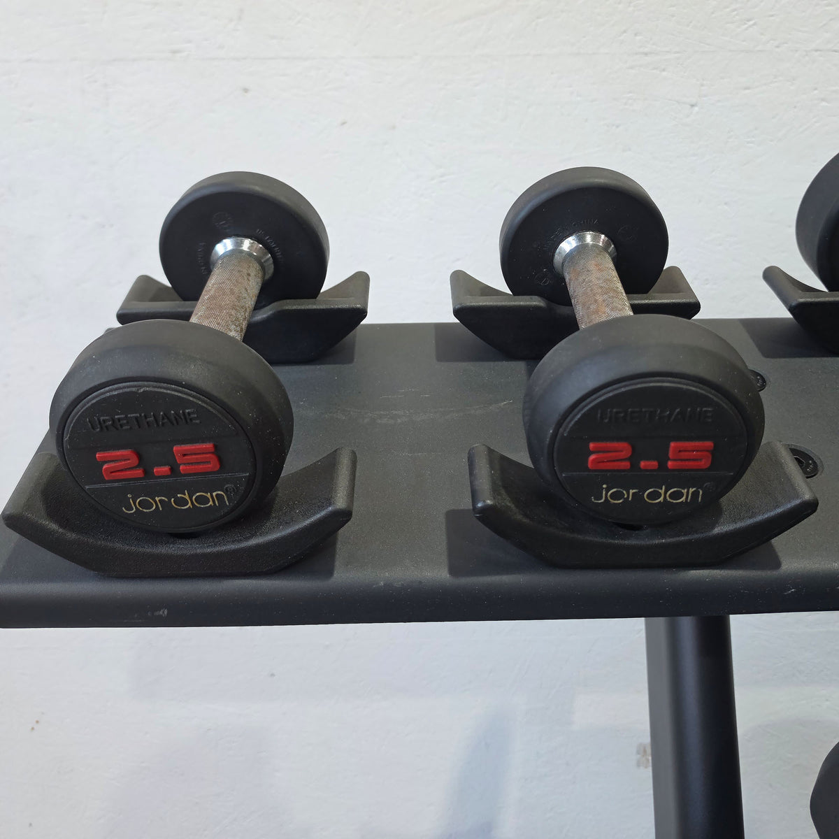 Jordan Kurzhantelsatz aus Urethane 2,5 bis 40kg in 2,5kg Stufen ( 16 Paare ) Material ähnlich Gummi bzw PU Polyurethane, INKLUSIVE Precor Kurzhantelablage, gebraucht - mit Gebrauchsspuren