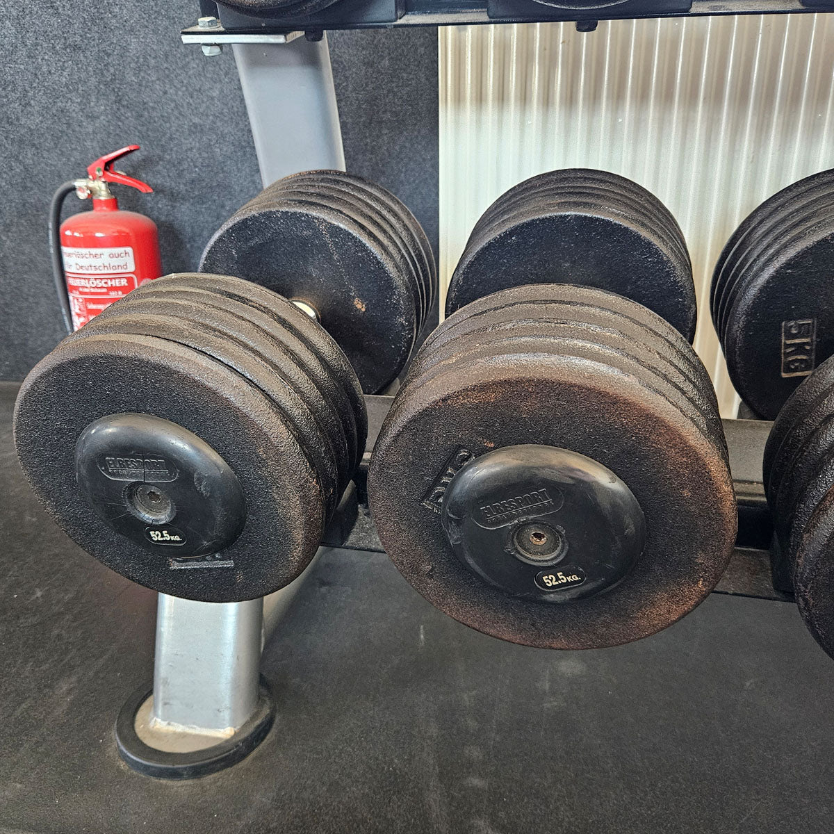 ElbeSport cast iron dumbbell set from 2.5 to 60 kg in 2.5 kg increments (24 pairs) Oldschool, INCLUDING dumbbell racks, used - with signs of wear