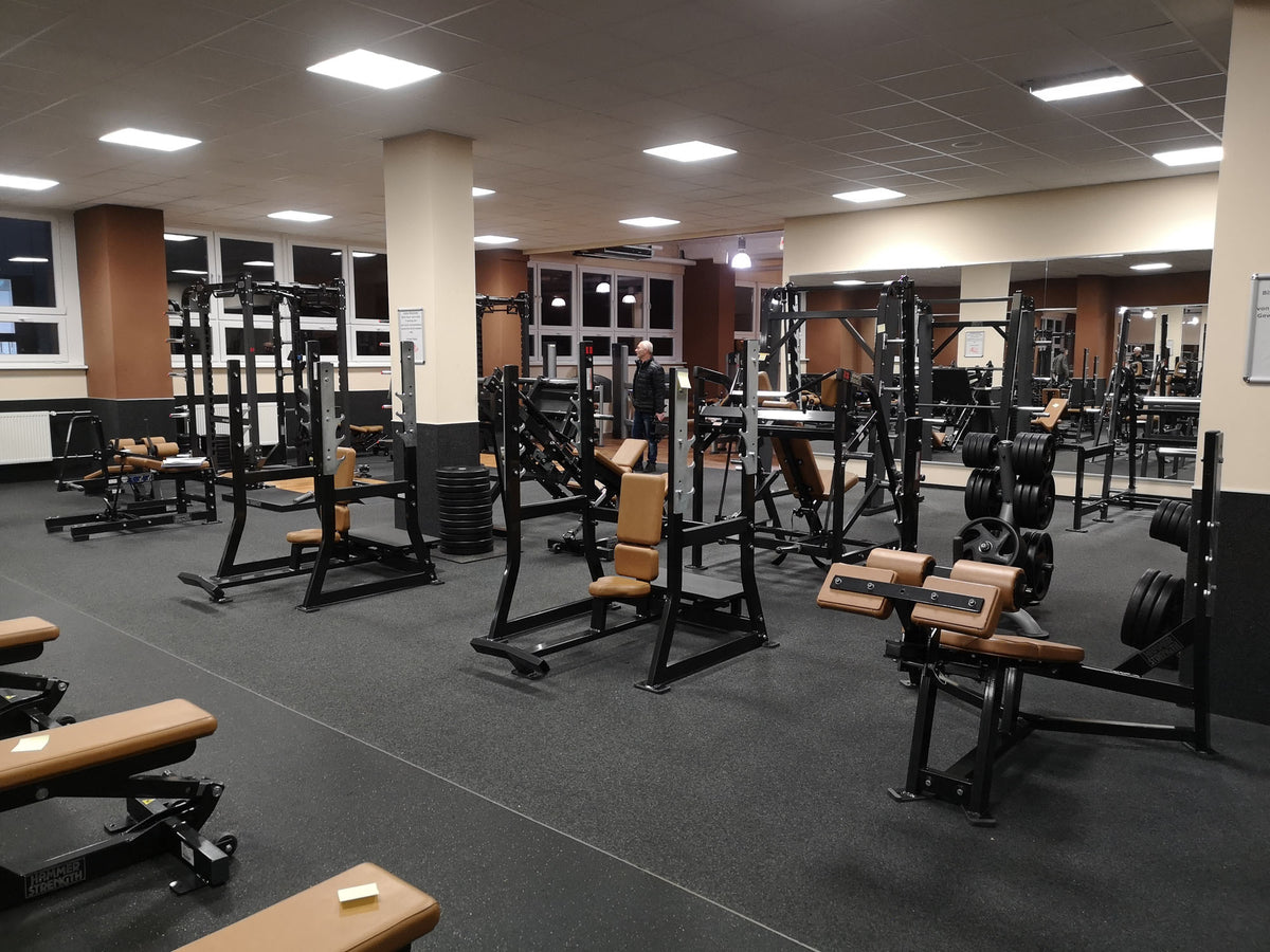 Life Fitness & Hammer Strength - 93 Fitnessgeräte - Kraftgeräte, Cardiogeräte, Plate loaded Geräte, Bänke etc - komplettes Fitnessstudio - gebraucht - TOP Zustand