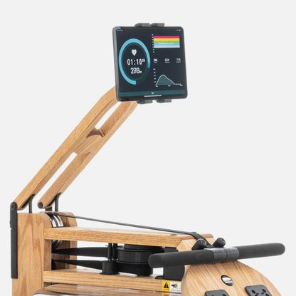 Rudergerät mit Display, zeigt Trainingsdaten, Marke WaterRower sichtbar.