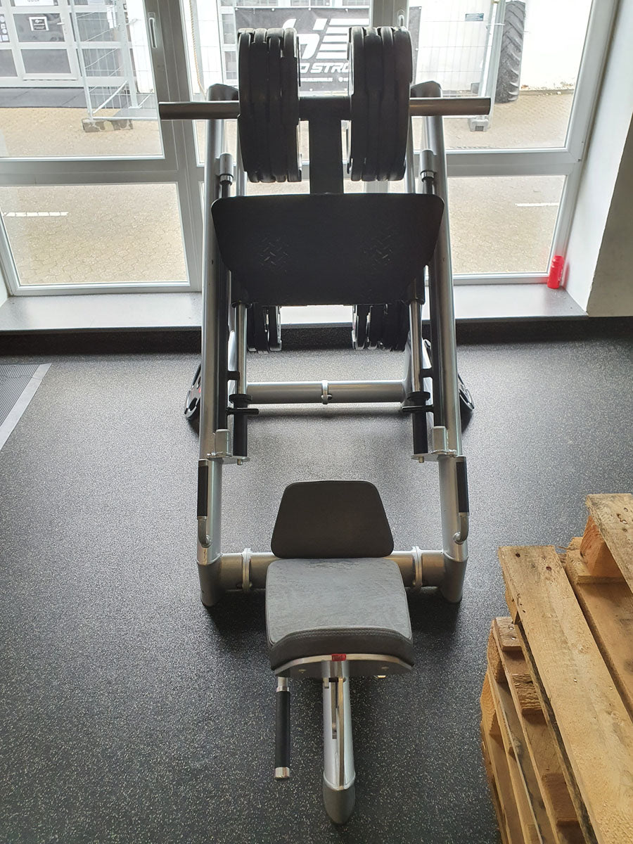 Gym80 Leg Press, 45 Grad Beinpresse, Plate loaded, Sygnum Series, Rahmenfarbe Silber, Polsterfarbe Schwarz, gebrauchter - überholter Zustand