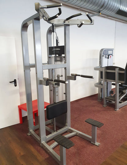 Life Fitness Pro2 and Hammer Strength - 15 strength training machines in a set, silver frame, used - refurbished condition