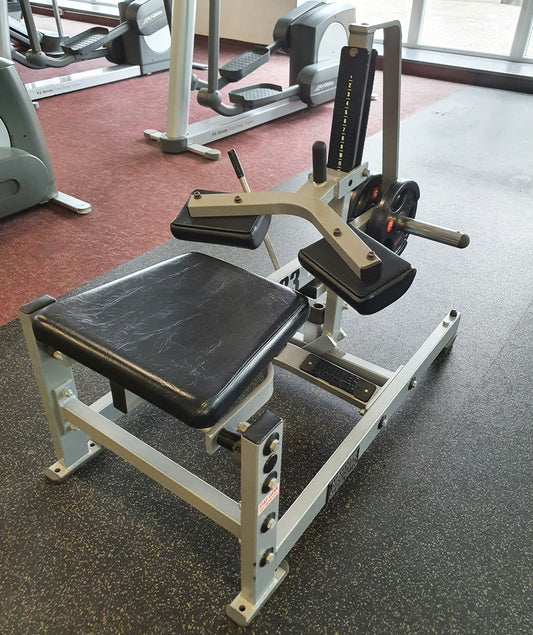 Hammer Strength Wadenmaschine Plate loaded, Seated Calf Raise, Rahmenfarbe Silber, Polsterfarbe Schwarz, gebrauchter - überholter Zustand