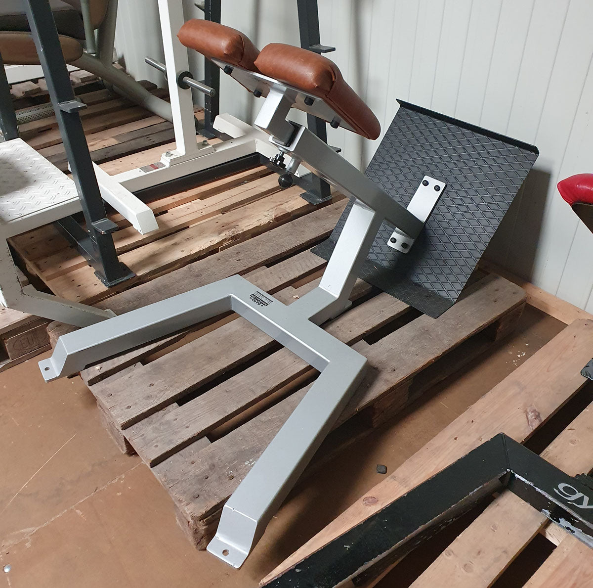 Rückenstreckerbank, 45 Grad, Hyperextension, verstellbar, Rahmen Silber, Polster Braun, gebraucht - überholter Zustand