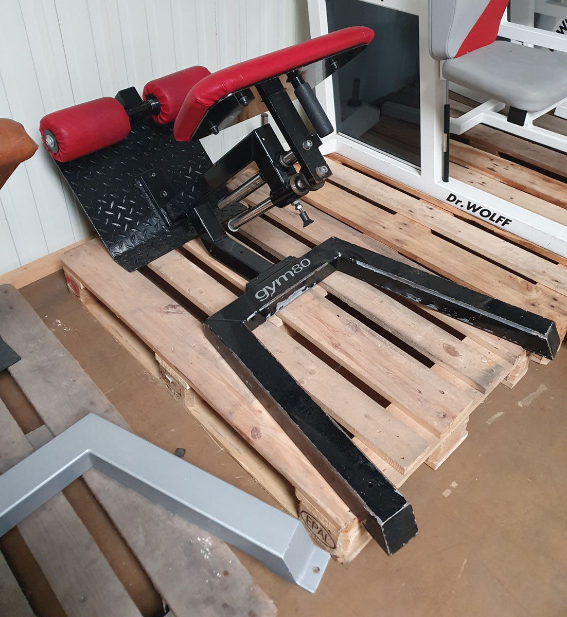 Gym80 Rückenstreckerbank, 45 Grad, Hyperextension, Rahmen Schwarz, Polster Rot, gebraucht - überholter Zustand