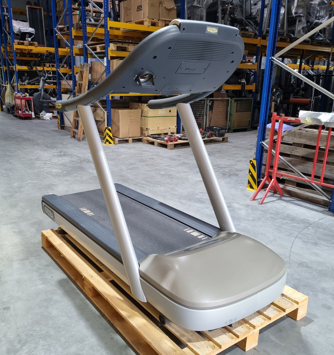 TechnoGym Laufband Excite Line Jog Now 700, Unity Display mit Internet, Youtube, gebraucht - überholter Zustand