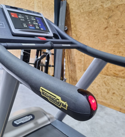 TechnoGym Laufband Excite Line Jog Now 700, Unity Display mit Internet, Youtube, gebraucht - überholter Zustand