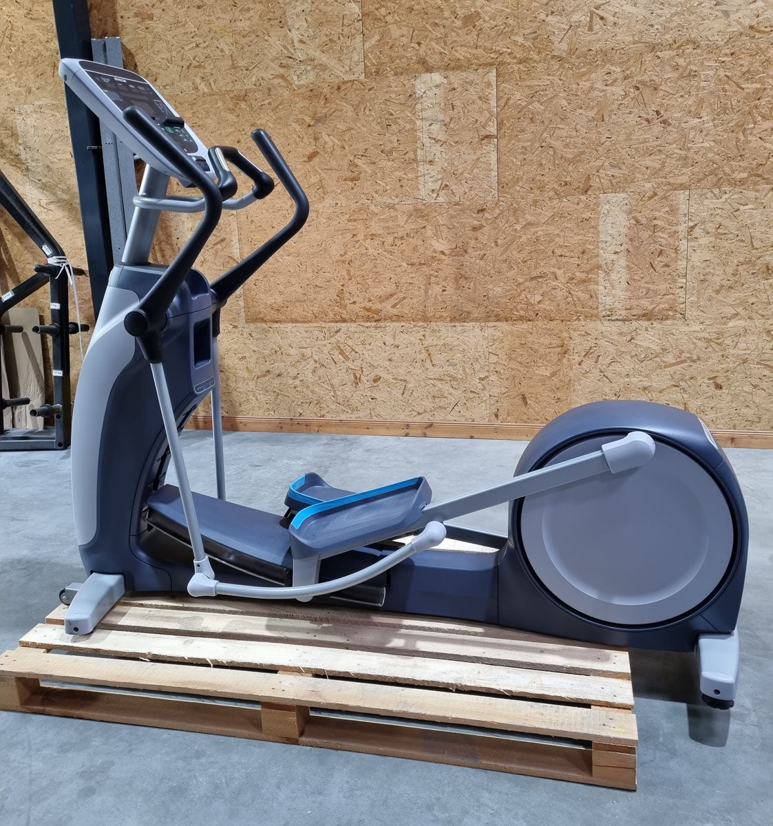 Precor 6 cardio machines in a set, only 3 years old, new models, treadmill, AMT, cross trainer EFX, ergometer, recumbent etc., used - refurbished condition
