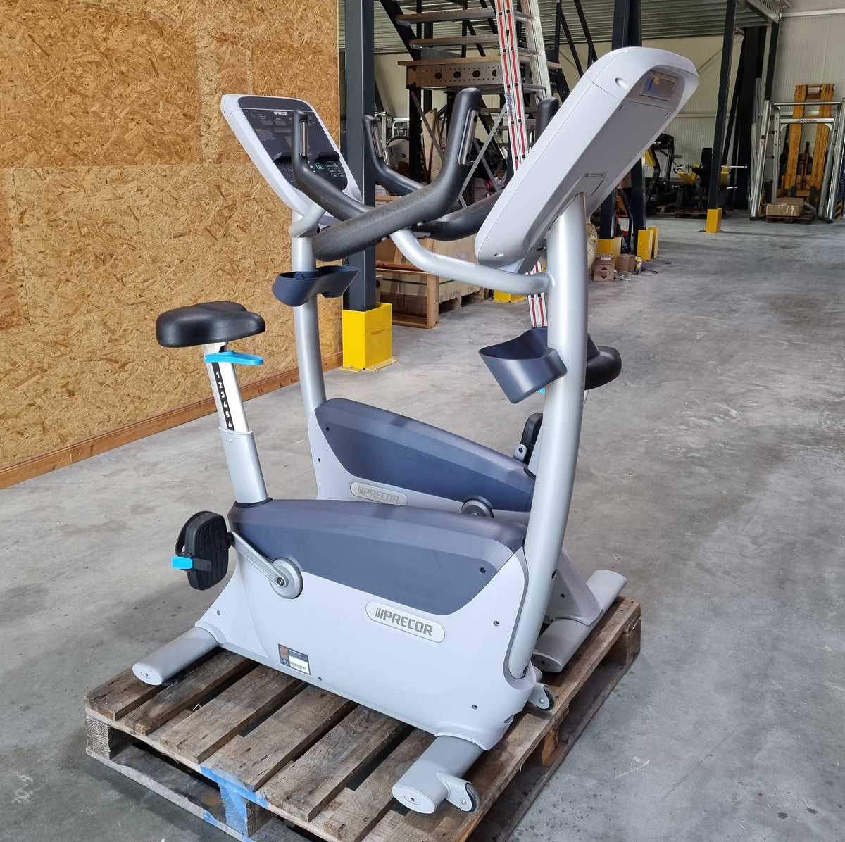 Precor 6 cardio machines in a set, only 3 years old, new models, treadmill, AMT, cross trainer EFX, ergometer, recumbent etc., used - refurbished condition