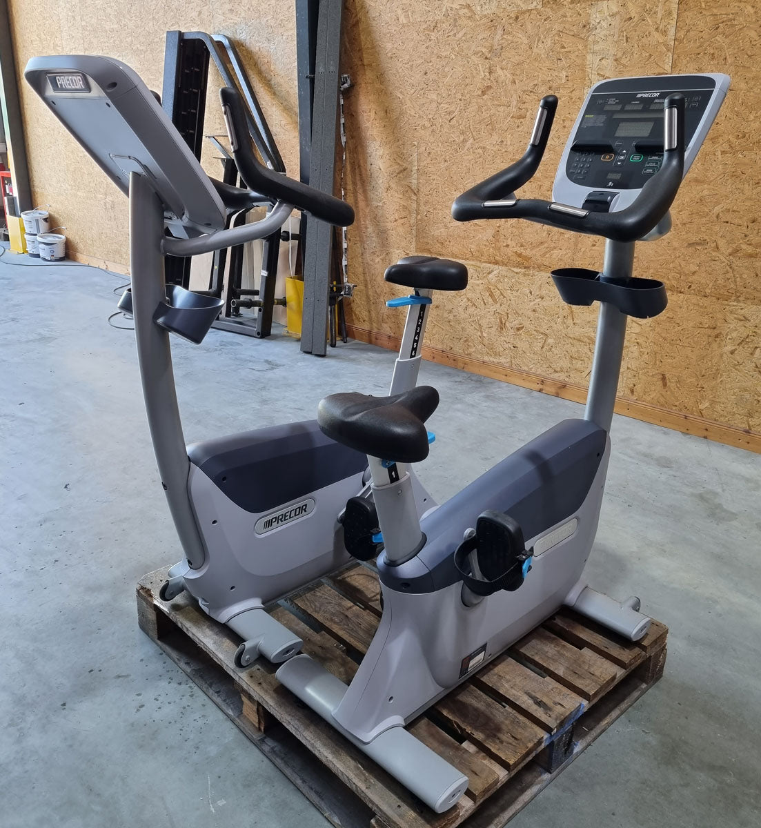 Precor 6 cardio machines in a set, only 3 years old, new models, treadmill, AMT, cross trainer EFX, ergometer, recumbent etc., used - refurbished condition