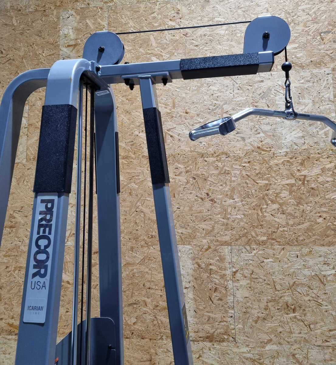 Precor lat pulldown machine from above, cable pulldown, lat pull, Icarian Line, frame color silver, used - refurbished condition
