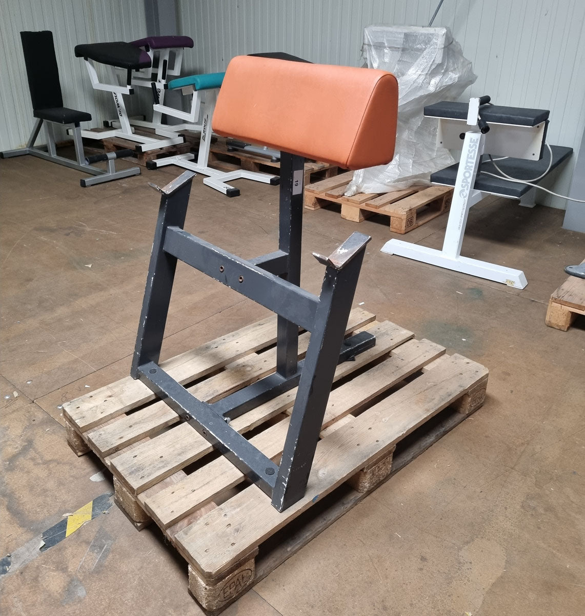 Gym80 Scottcurl Bank stehend, Bizeps Trainingsbank, Oldschool, Rahmenfarbe Schwarz, Polsterfarbe Orange, gebraucht