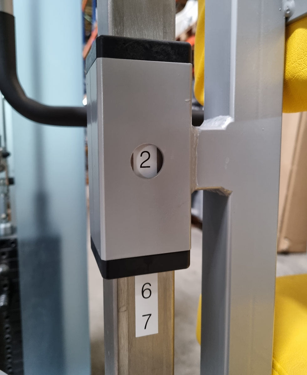SVG Schulterblattfixator / Stützstemme - Latzug und Dips - Kombigerät 2 in 1, Rahmenfarbe Grau, Polsterfarbe Gelb, gebraucht - überholter Zustand