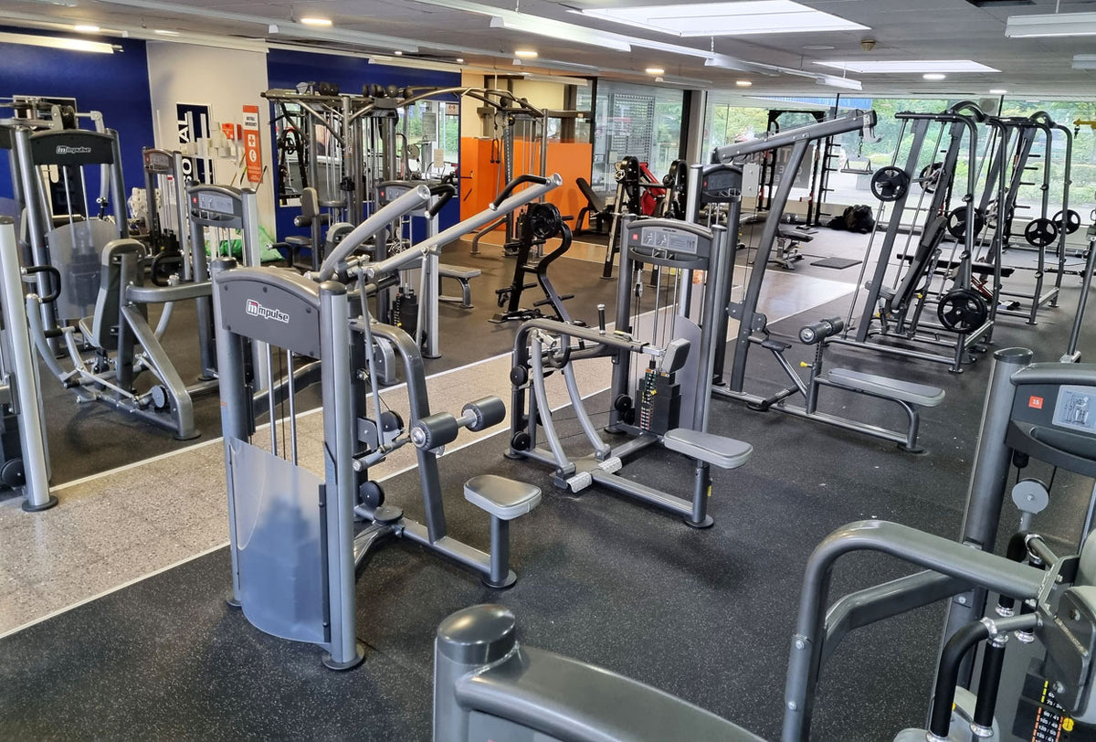 Impulse Fitness - 66 Fitnessgeräte Set - Erst 3 Jahre alt, Kraftgeräte, Cardiogeräte, Plate loaded Geräte, Bänke, Racks etc - komplettes Fitnessstudio - gebraucht - TOP Zustand