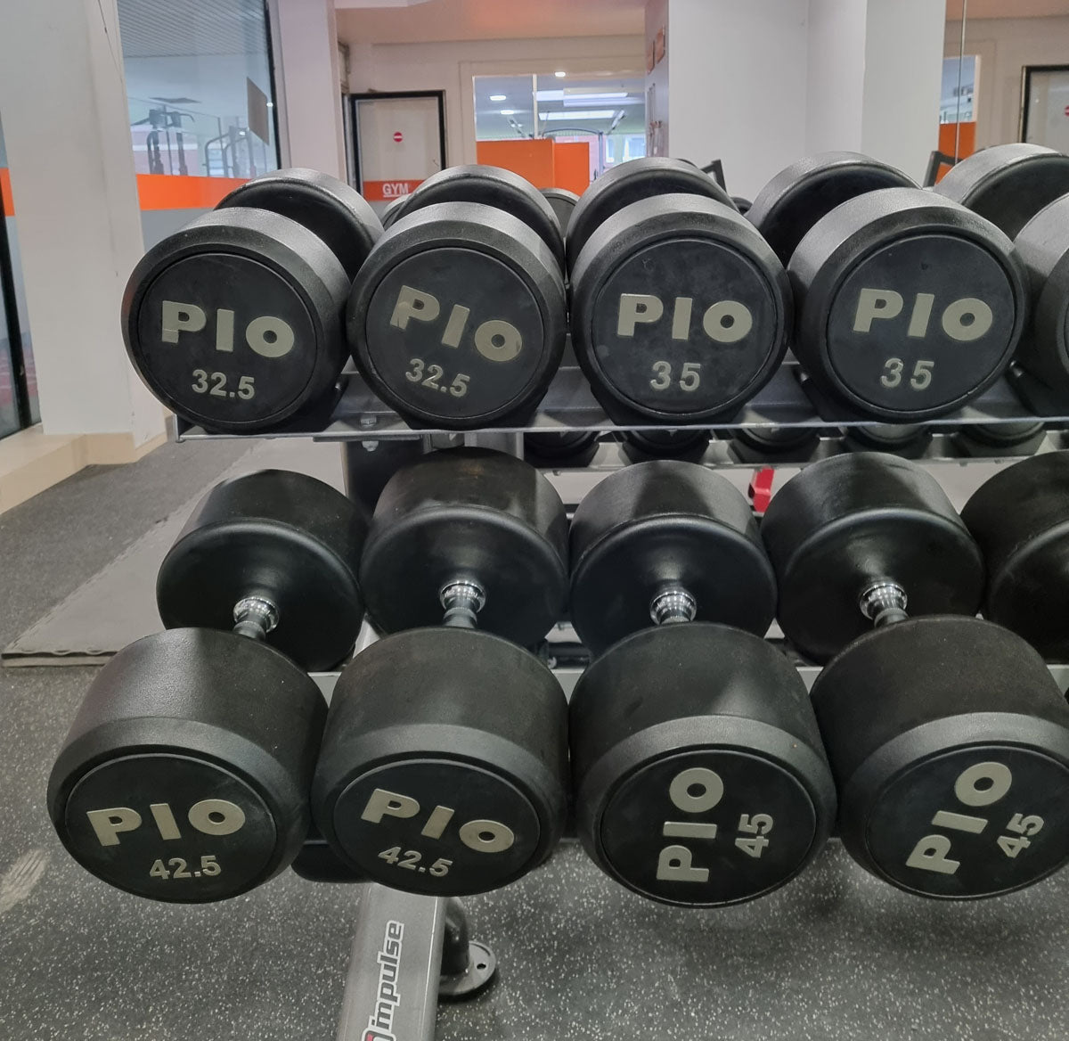 Rubber dumbbell set 2.5kg to 50kg in 2.5kg increments, used, good condition