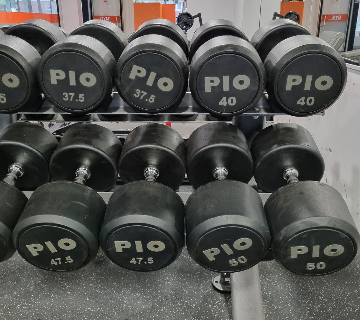 Rubber dumbbell set 2.5kg to 50kg in 2.5kg increments, used, good condition
