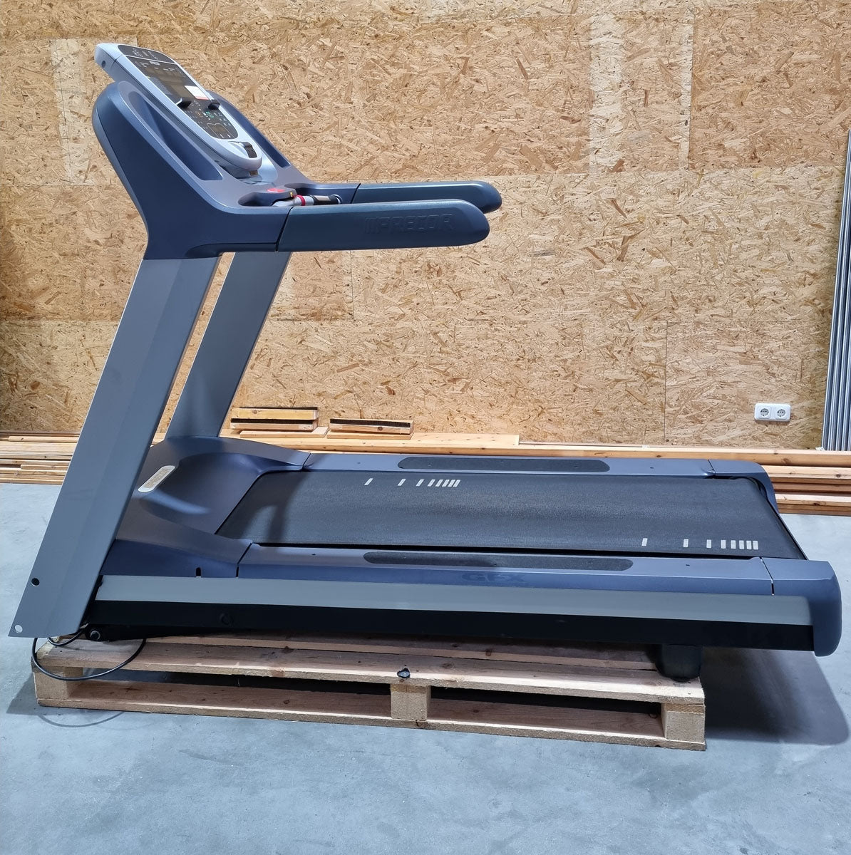 Precor 6 cardio machines in a set, only 3 years old, new models, treadmill, AMT, cross trainer EFX, ergometer, recumbent etc., used - refurbished condition