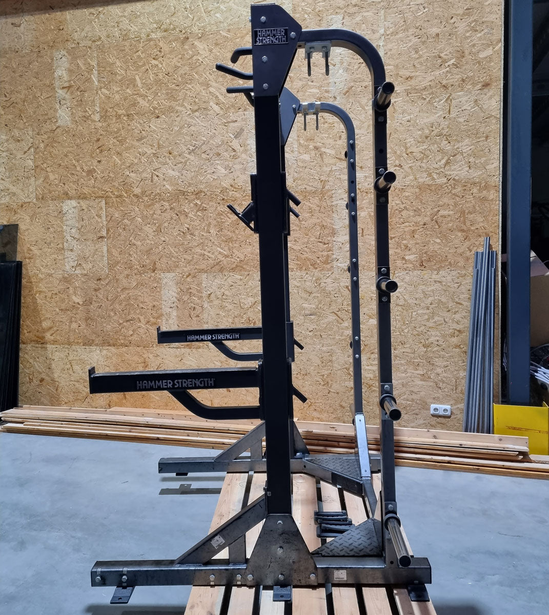 Hammer Strength HD Elite Half Rack mit Holzboden und Pull Up Bar, Rahmenfarbe Schwarz, gebraucht - überholter Zustand