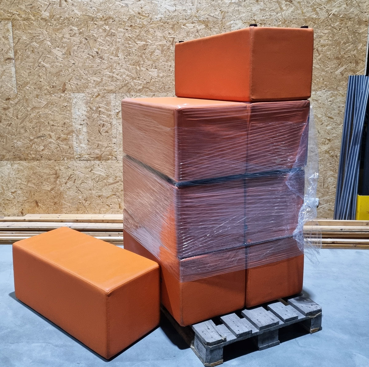Bejot CUB 965 - Cube Sitzhocker Sitzbank Umkleide, Farbe Orange, gebraucht
