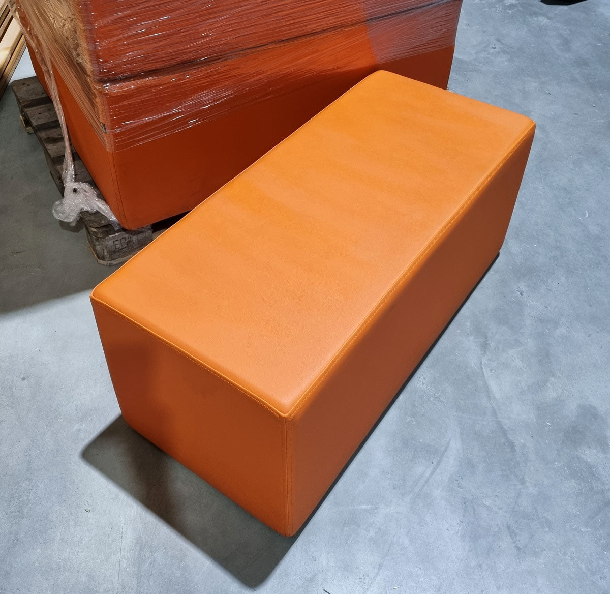 Bejot CUB 965 - Cube Sitzhocker Sitzbank Umkleide, Farbe Orange, gebraucht