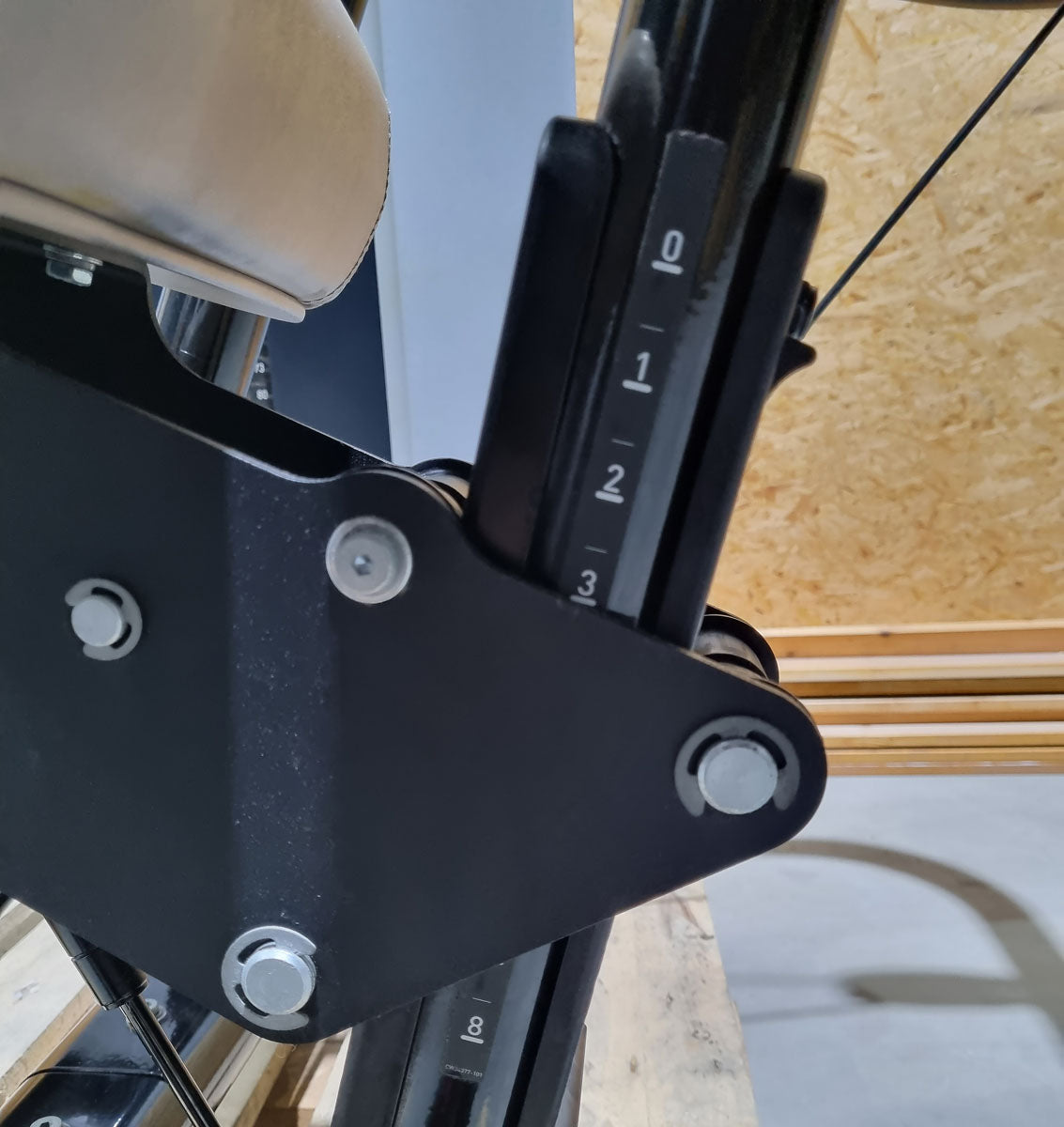 Precor Bankdrückmaschine mit Einstiegshilfe, Brustpresse, Chestpress, Rahmenfarbe Schwarz, Polsterfarbe Grau, gebraucht - überholter Zustand