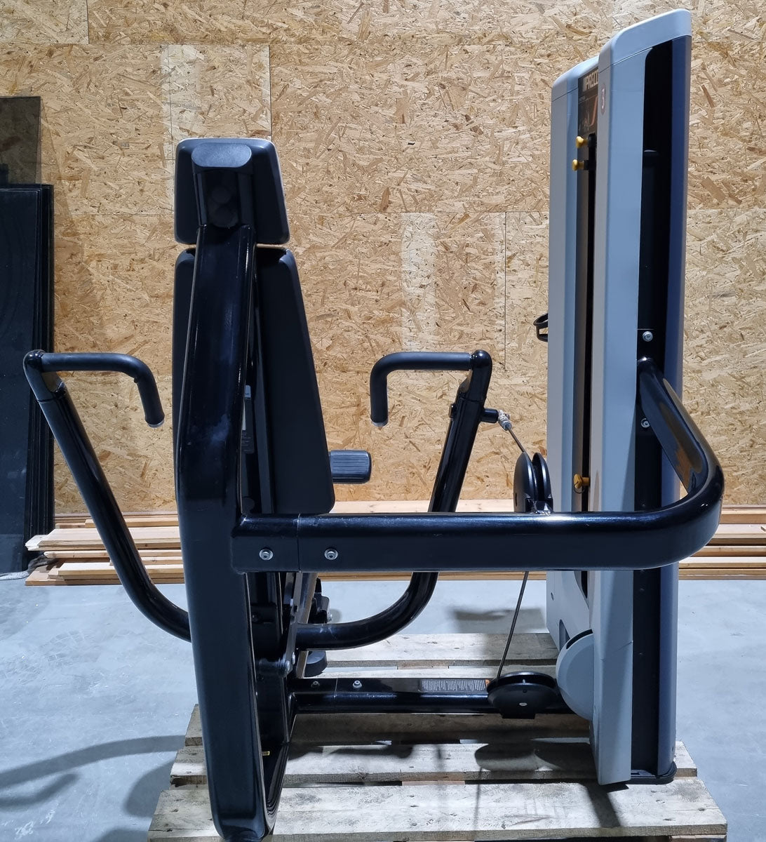 Precor Bankdrückmaschine mit Einstiegshilfe, Brustpresse, Chestpress, Rahmenfarbe Schwarz, Polsterfarbe Grau, gebraucht - überholter Zustand
