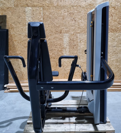 Precor Bankdrückmaschine mit Einstiegshilfe, Brustpresse, Chestpress, Rahmenfarbe Schwarz, Polsterfarbe Grau, gebraucht - überholter Zustand