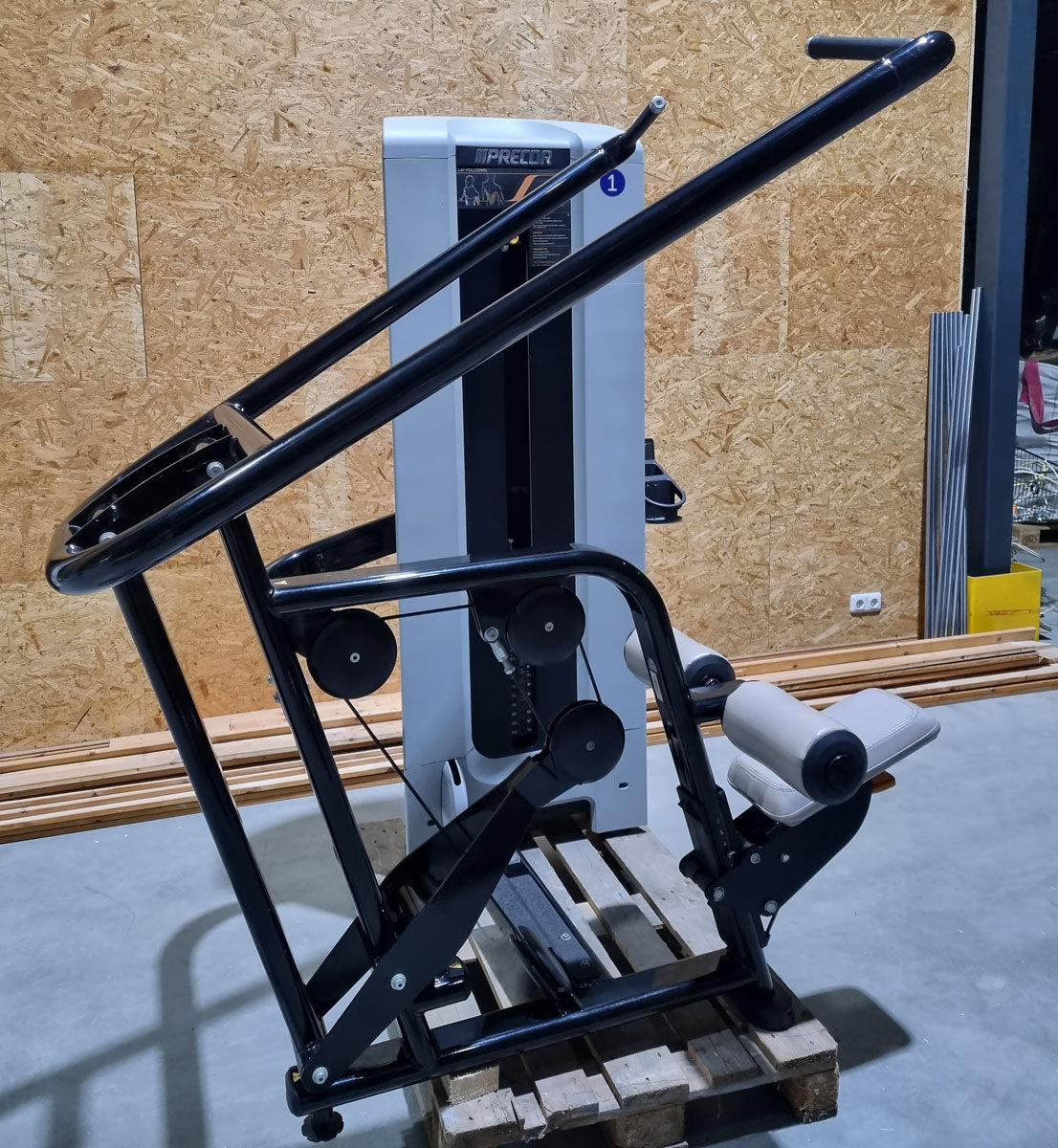 Precor Latzug von Oben, Lat-Pulldown, Rahmenfarbe Schwarz, Polsterfarbe Grau, gebrauchter - überholter Zustand
