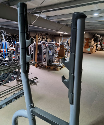 Matrix shoulder press bench, Magnum Olympic Shoulder Bench MG-A45, upholstery color black, frame color silver, used - refurbished condition