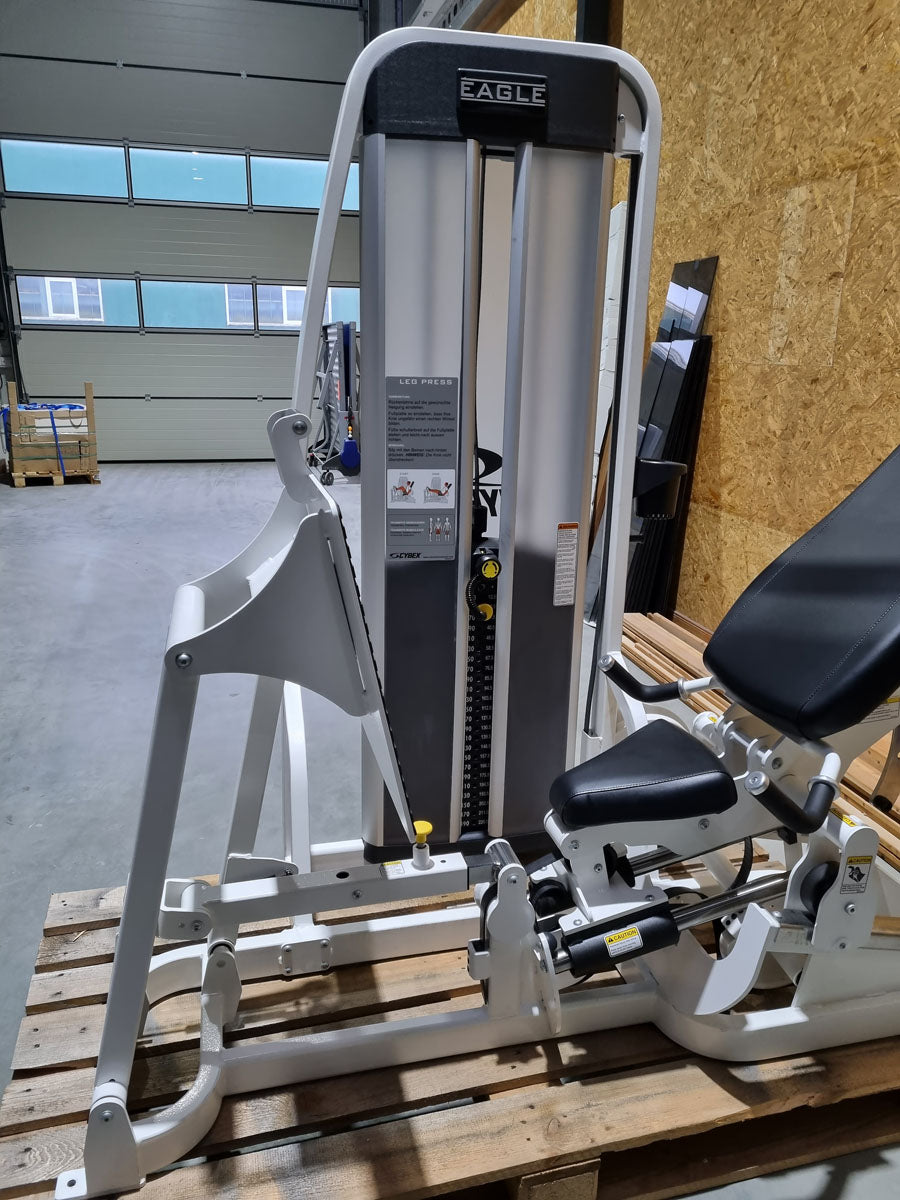 Cybex Eagle Beinpresse, Leg Press mit Steckgewichten, Stack Weight, Rahmenfabre Weiß, Polsterfarbe Schwarz, gebraucht - überholter Zustand