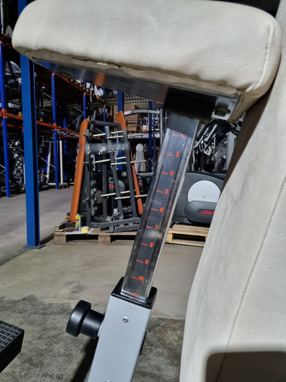 Technogym Butterfly, Pectoral Fly, Silverline, Rahmenfarbe Silber, Polsterfarbe Beige, gebraucht - geprüfter Zustand