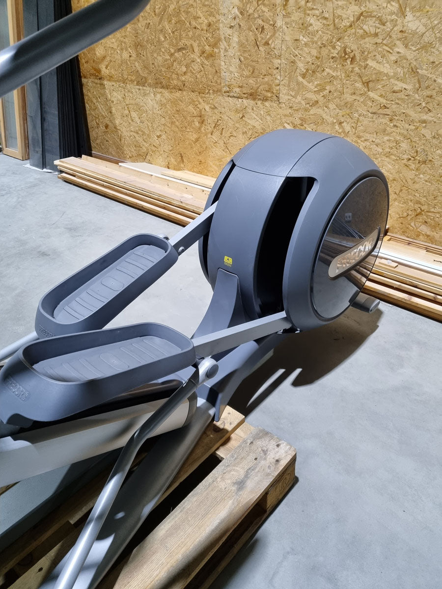 Precor Crosstrainer, EFX 576i with CrossRamp - adjustable incline, elliptical trainer - used - refurbished condition - new display