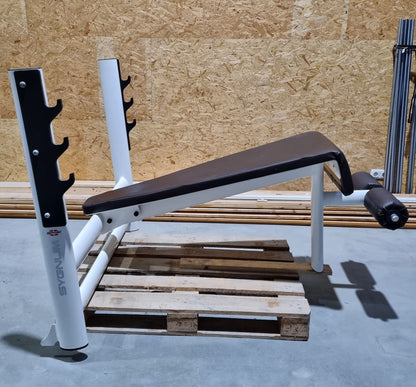 Gym80 Negativ Drückerbank, Decline Benchpress 4847, Sygnum Serie, Rahmen Weiß, Polster Schwarz, gebraucht - überholter Zustand