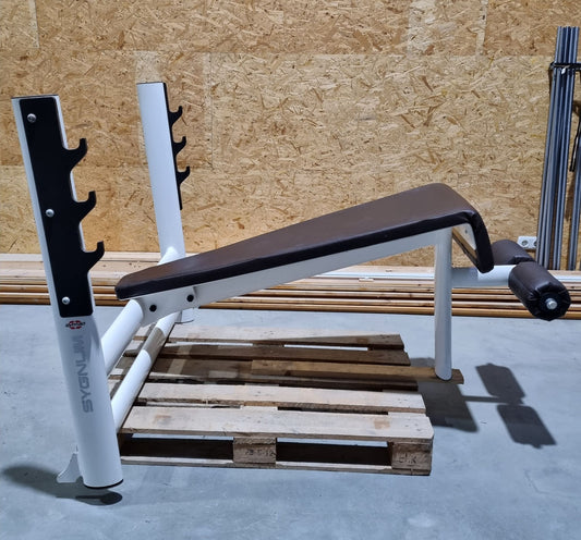 Gym80 Negativ Drückerbank, Decline Benchpress 4847, Sygnum Serie, Rahmen Weiß, Polster Schwarz, gebraucht - überholter Zustand