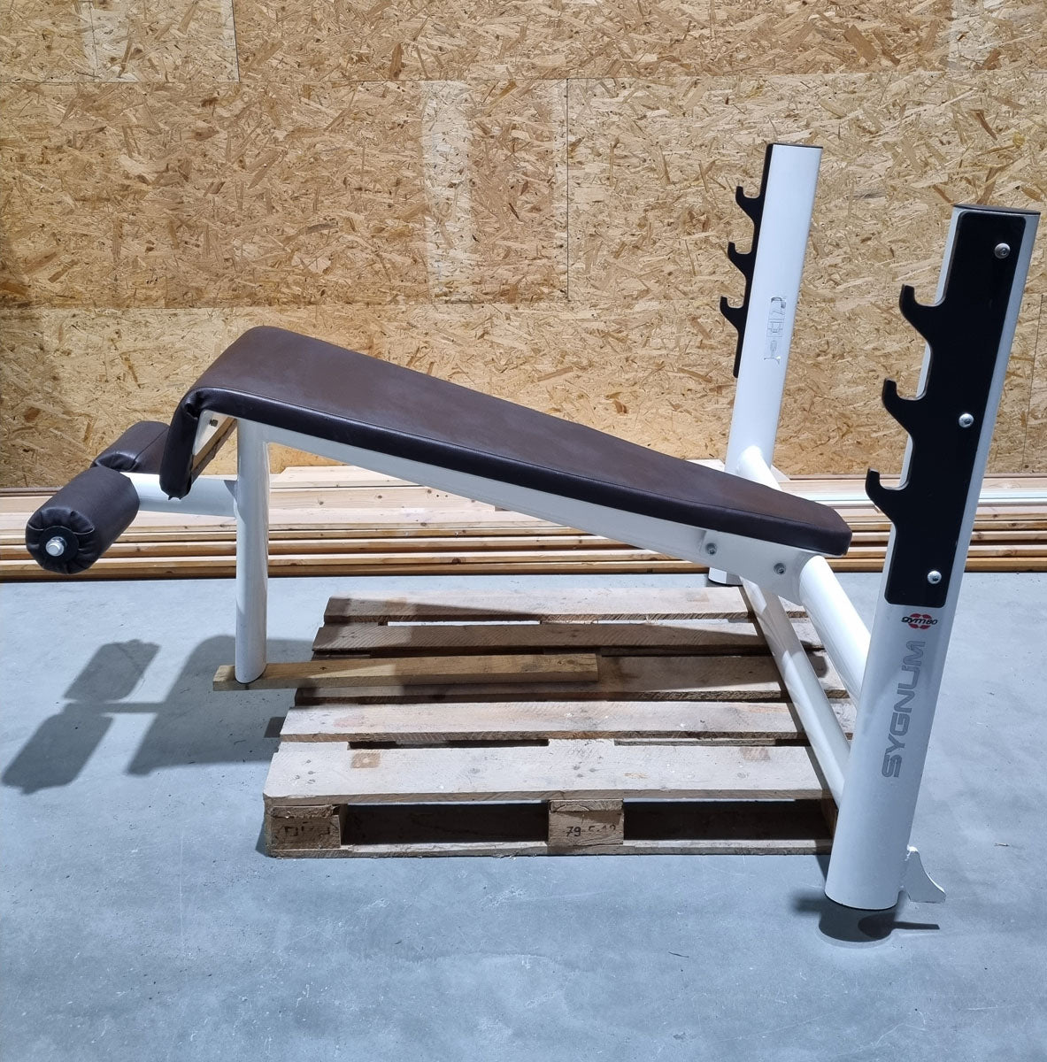 Gym80 Negativ Drückerbank, Decline Benchpress 4847, Sygnum Serie, Rahmen Weiß, Polster Schwarz, gebraucht - überholter Zustand
