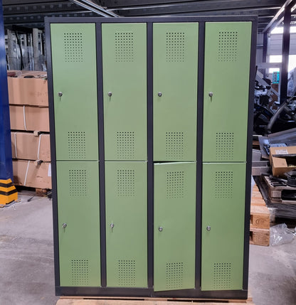 Spind-Schließfachschrank von C+P - Made in Germany - Korpus Schwarz, Türen Grün, gebraucht