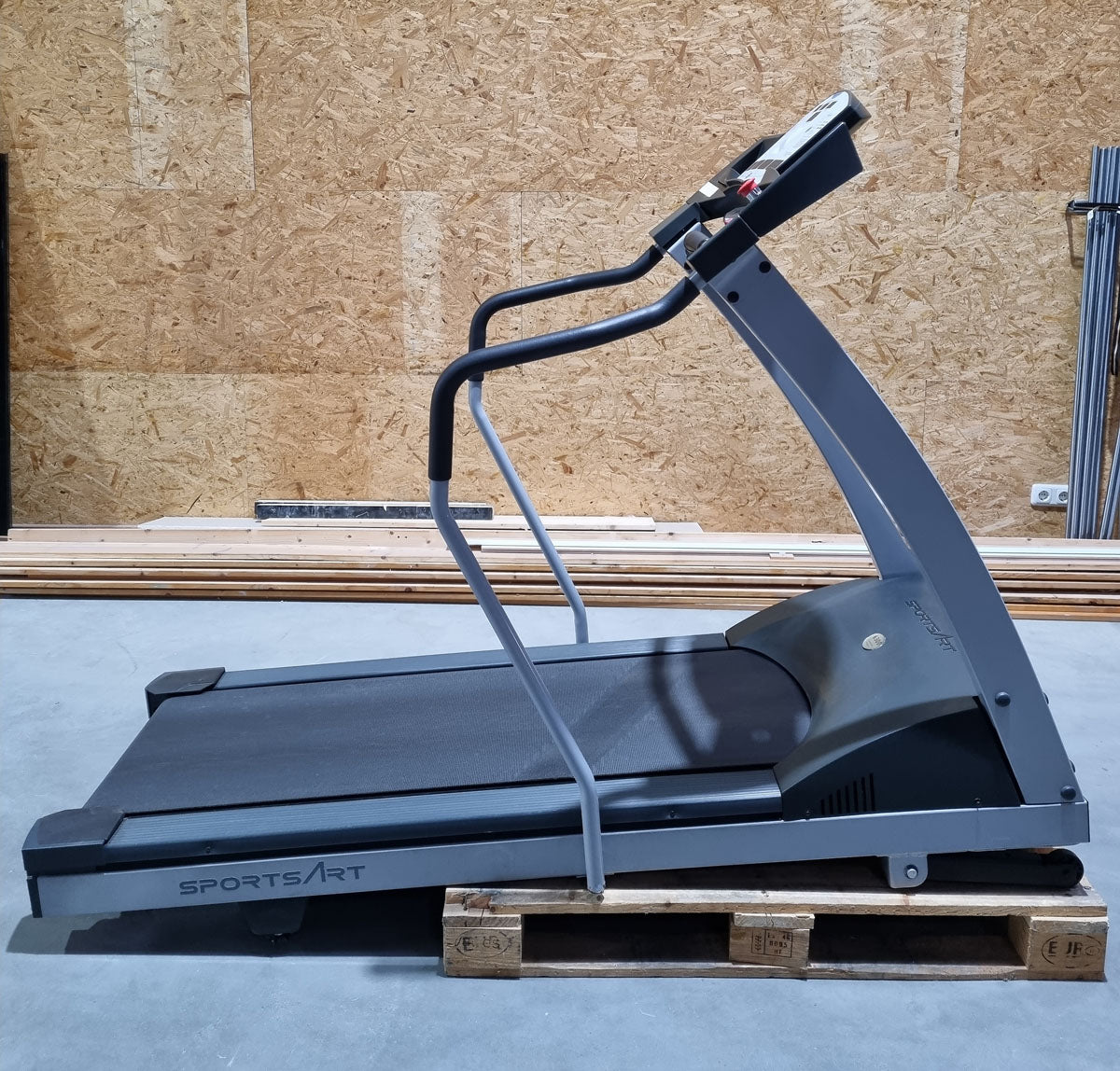 SportsArt treadmill 6300 HR with emergency stop button and handrail, used - refurbished condition