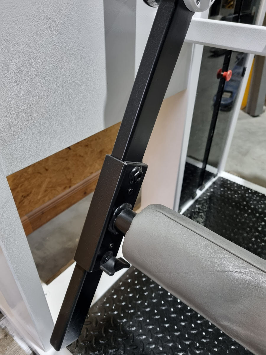 Schnell Beinstrecker und Beinbeuger sitzend im Set 2 Geräte - Neu lackiert - Leg Curl und Leg Extension, Rahmenfarbe Weiß, Polsterfarbe Blau, gebraucht - überholter Zustand