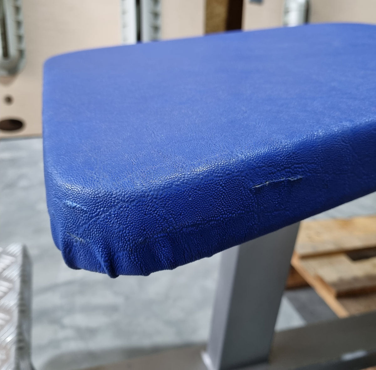 L+K Butterfly lying, Pec Fly lying, Plate loaded, Oldschool bodybuilding strength equipment, frame color silver, used - tested condition