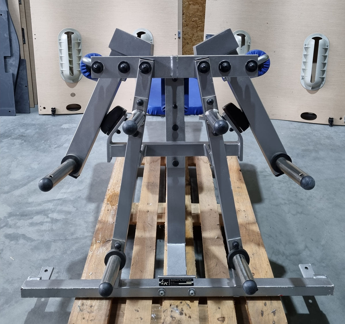 L+K Butterfly lying, Pec Fly lying, Plate loaded, Oldschool bodybuilding strength equipment, frame color silver, used - tested condition