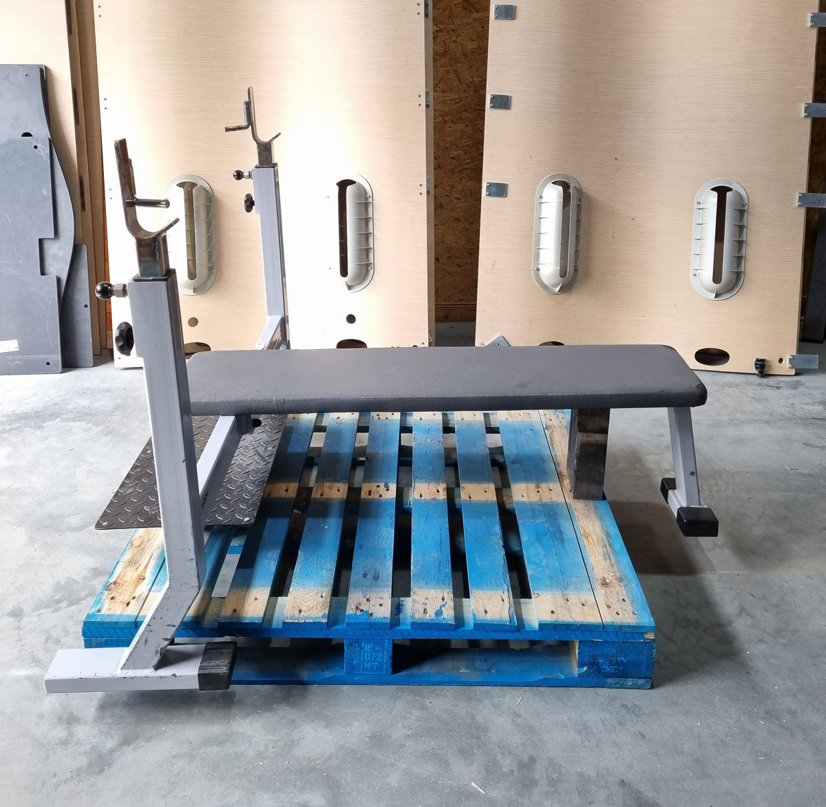 Panatta Flachdrückerbank mit Ablagen für Bankdrücken, Benchpress, Rahmenfarbe Silber/Grau, gebraucht mit Gebrauchsspuren